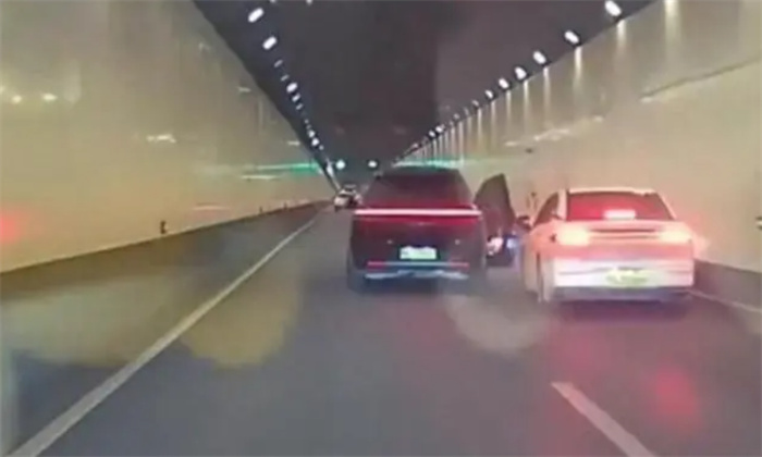 汽车在隧道内突然开车门疑恶意别车 涉事人员已被传唤 第1张