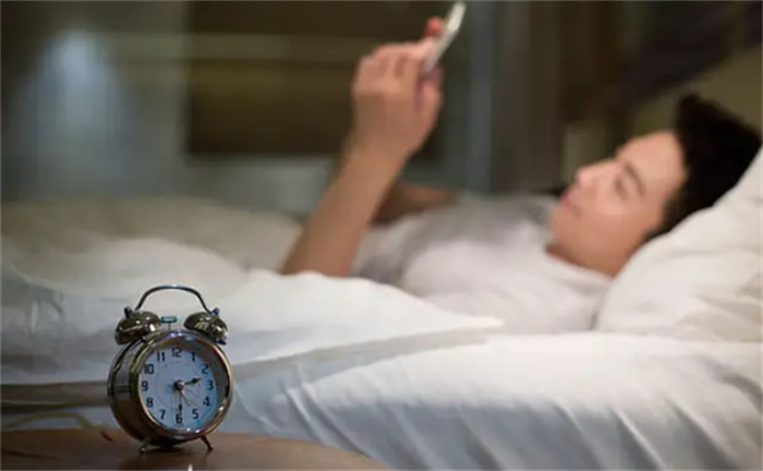 手机为什么会影响睡眠质量呢（蓝光会抑制褪黑激素的分泌） 第3张