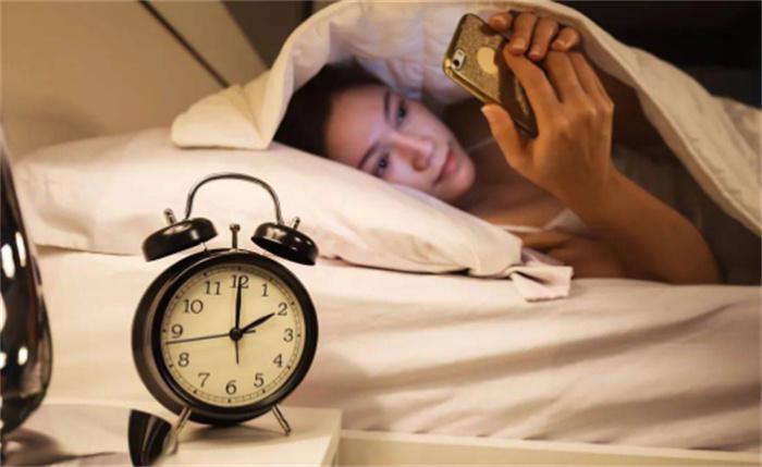 手机为什么会影响睡眠质量呢（蓝光会抑制褪黑激素的分泌） 第1张