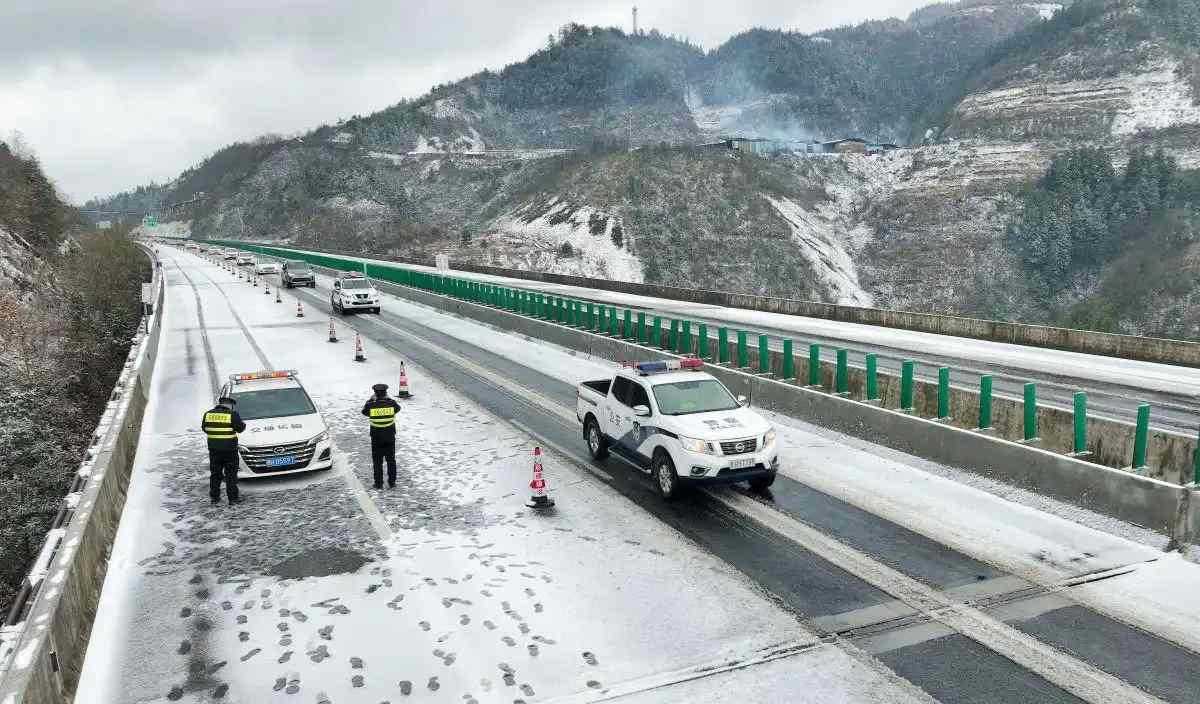 暴雪致高速瘫痪车主被困十小时 暴雪为交通带来哪些隐患 第1张