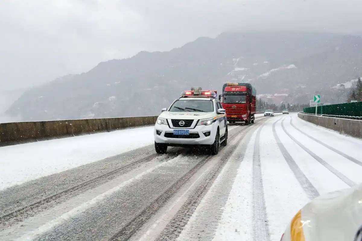 暴雪致高速瘫痪车主被困十小时 暴雪为交通带来哪些隐患 第2张